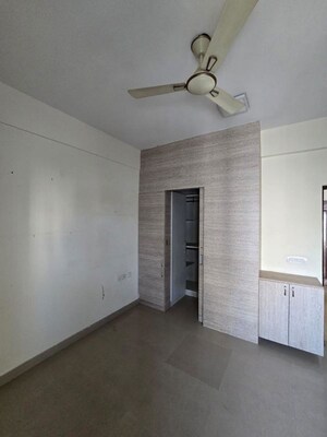 Room in 3 BHK Apartment at Mahagun Moderne, Sector 78 – for Rent