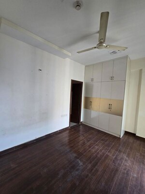 Room in 3 BHK Apartment at Mahagun Moderne, Sector 78 – for Rent