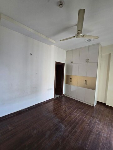 Room in 3 BHK Apartment at Mahagun Moderne, Sector 78 – for Rent