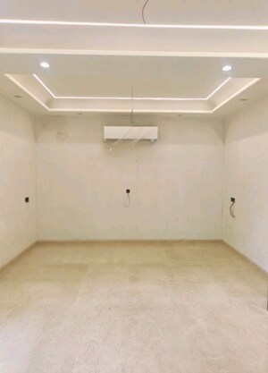 Room in 4 BHK Independent House at Sahastradhara Road – for Sale