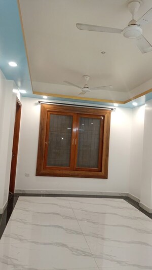 Room in 3 BHK Builder Floor at Vasant Kunj – for Rent