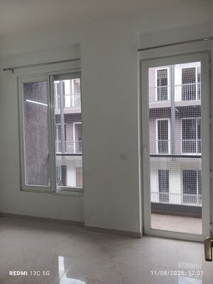 Room in 3 BHK Apartment at Smart World Orchard, Sector 61 – for Rent