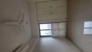 Room in 1.5 BHK Apartment at Kalpataru The Sunrise, Kolshet Road – for Rent