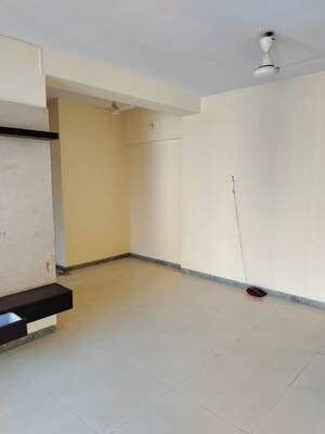 Room in 2 BHK Apartment at Satellite Tower, Goregaon East – for Rent