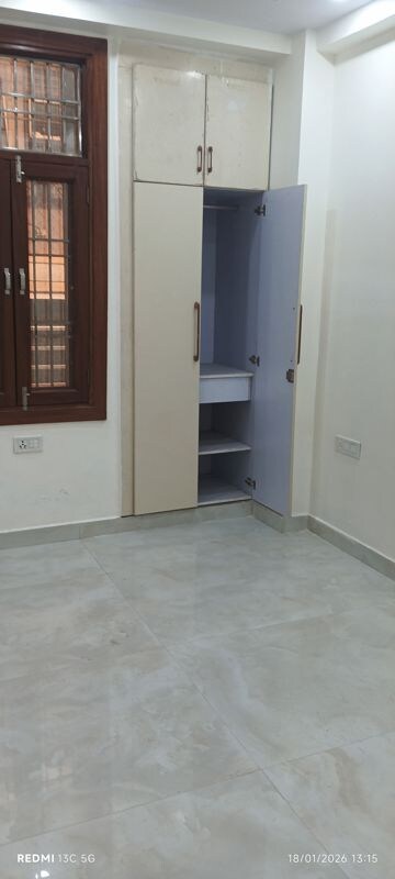 Room in 1.5 BHK Apartment at Shalimar Garden – for Sale