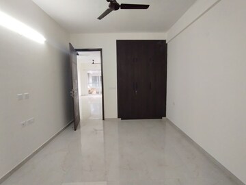 Room in 3.5 BHK Apartment at Smart World Gems, Sector 89 – for Rent