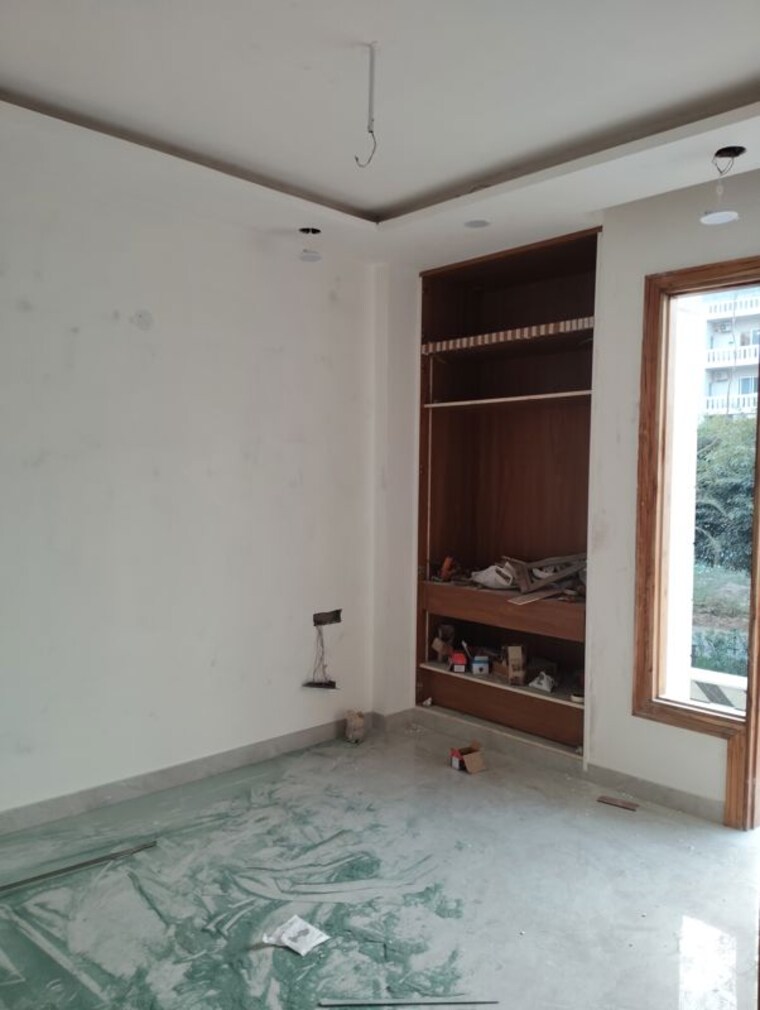 Room, bptp-district 3 Bedroom 180 Sq.Yd. Builder Floor In Sector 81 Faridabad 9909831