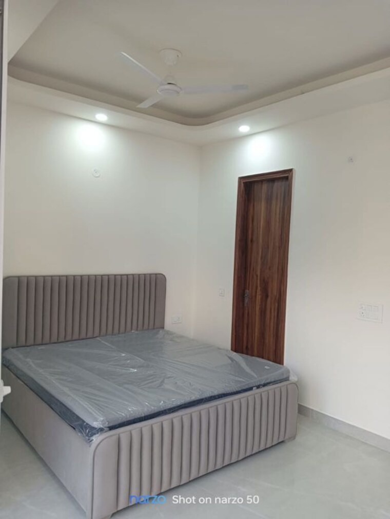 Bedroom, sector 55 1.5 Bedroom 300 Sq.Yd. Builder Floor In Sector 55 Gurgaon 9909871