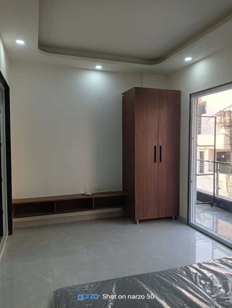 Room, sector 55 1.5 Bedroom 300 Sq.Yd. Builder Floor In Sector 55 Gurgaon 9909871