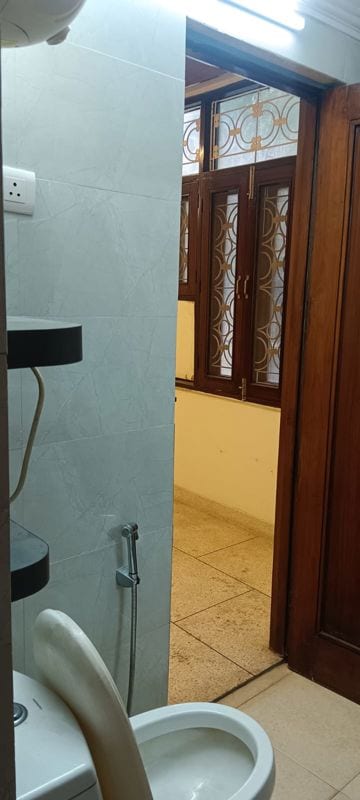 Furnished Amenities in 2 BHK Builder Floor at Chittaranjan Park – for Sale