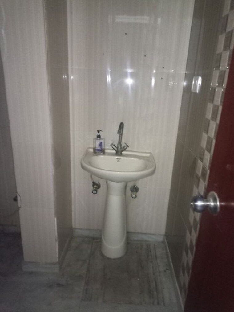 Bathroom, rwa-apartments-sector-50 2.5 Bedroom 1450 Sq.Ft. Independent House In Sector 50 Noida 9910642