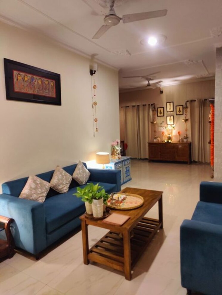 Room, vibhuti khand Pg For Girls In Vibhuti Khand 9910701