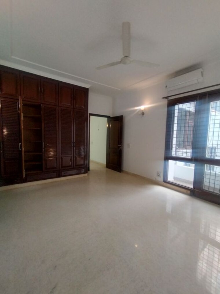 Room, defence colony 3 Bedroom 325 Sq.Yd. Apartment In Defence Colony Delhi 9910795