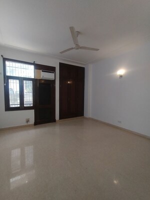 Room in 3 BHK Apartment at Defence Colony – for Rent