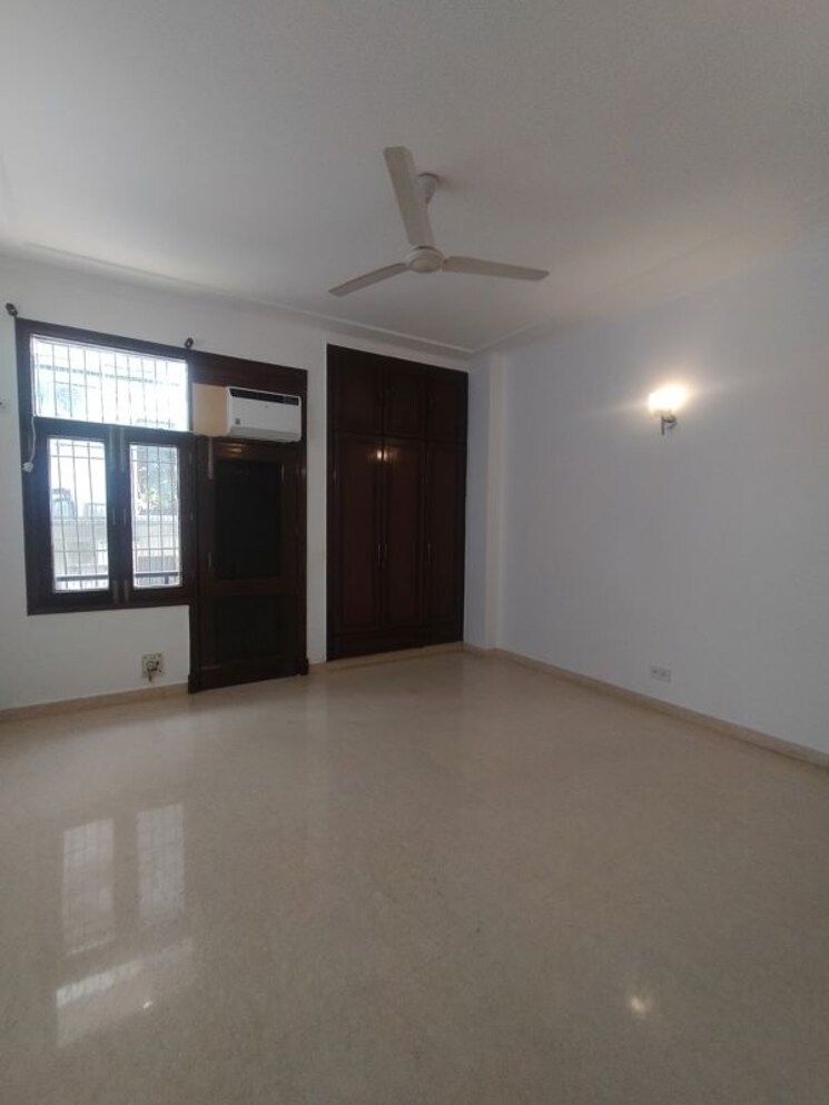 Room, defence colony 3 Bedroom 325 Sq.Yd. Apartment In Defence Colony Delhi 9910795