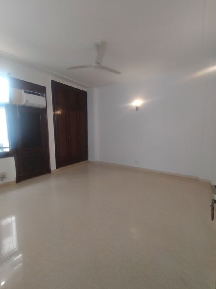 Room, defence colony 3 Bedroom 325 Sq.Yd. Apartment In Defence Colony Delhi 9910795