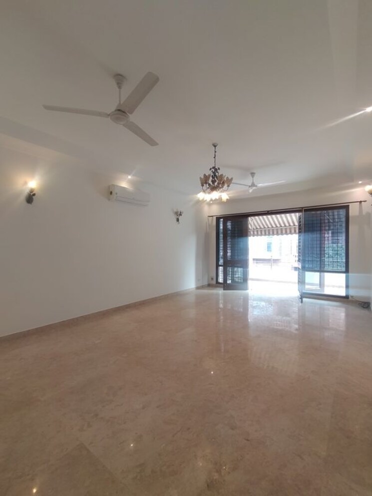 Room, defence colony 3 Bedroom 325 Sq.Yd. Apartment In Defence Colony Delhi 9910795