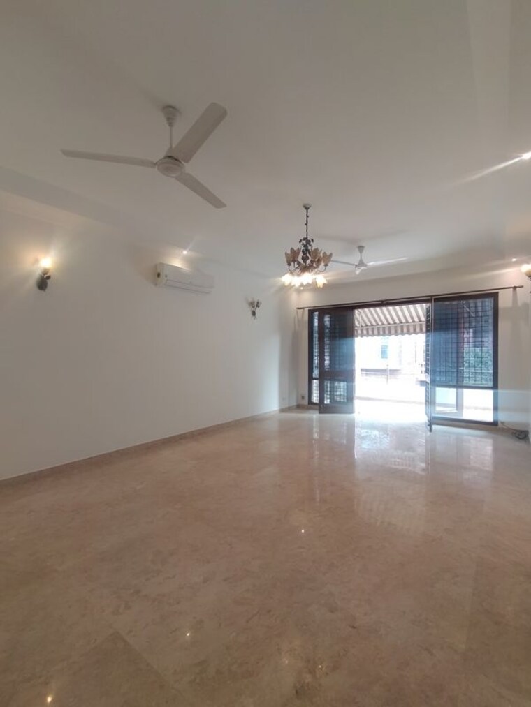 Room, defence colony 3 Bedroom 325 Sq.Yd. Apartment In Defence Colony Delhi 9910795