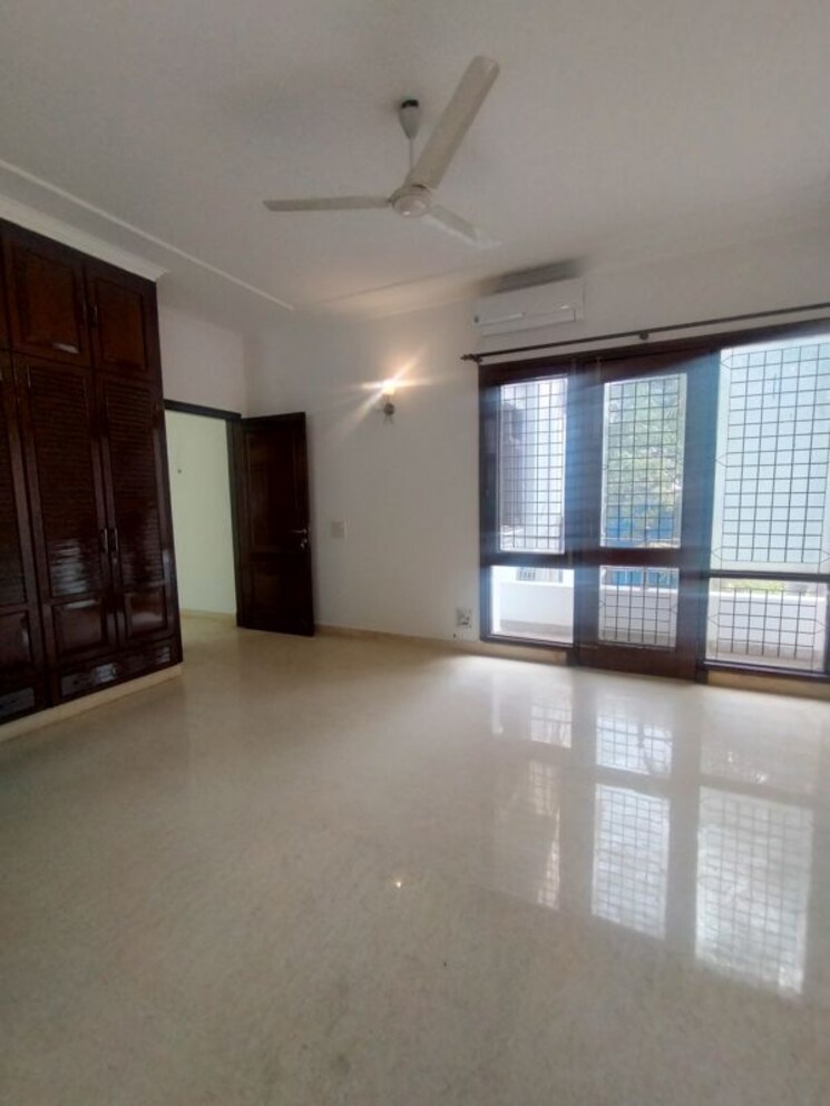 Room, defence colony 3 Bedroom 325 Sq.Yd. Apartment In Defence Colony Delhi 9910795