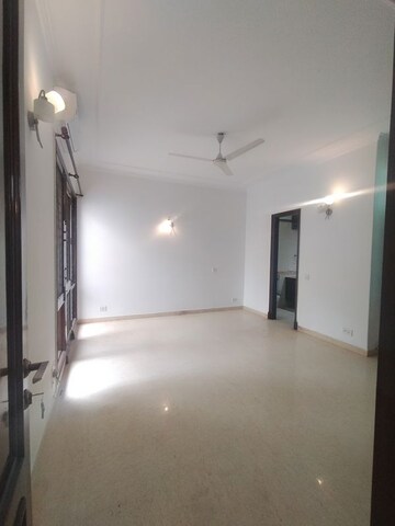 Room in 3 BHK Apartment at Defence Colony – for Rent