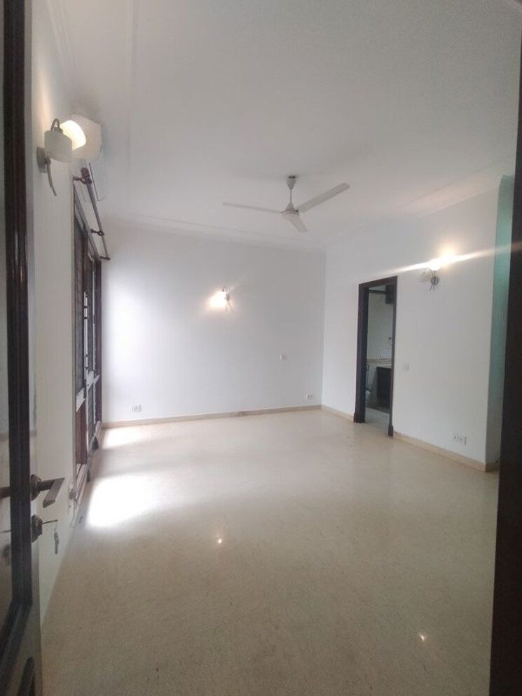 Room, defence colony 3 Bedroom 325 Sq.Yd. Apartment In Defence Colony Delhi 9910795