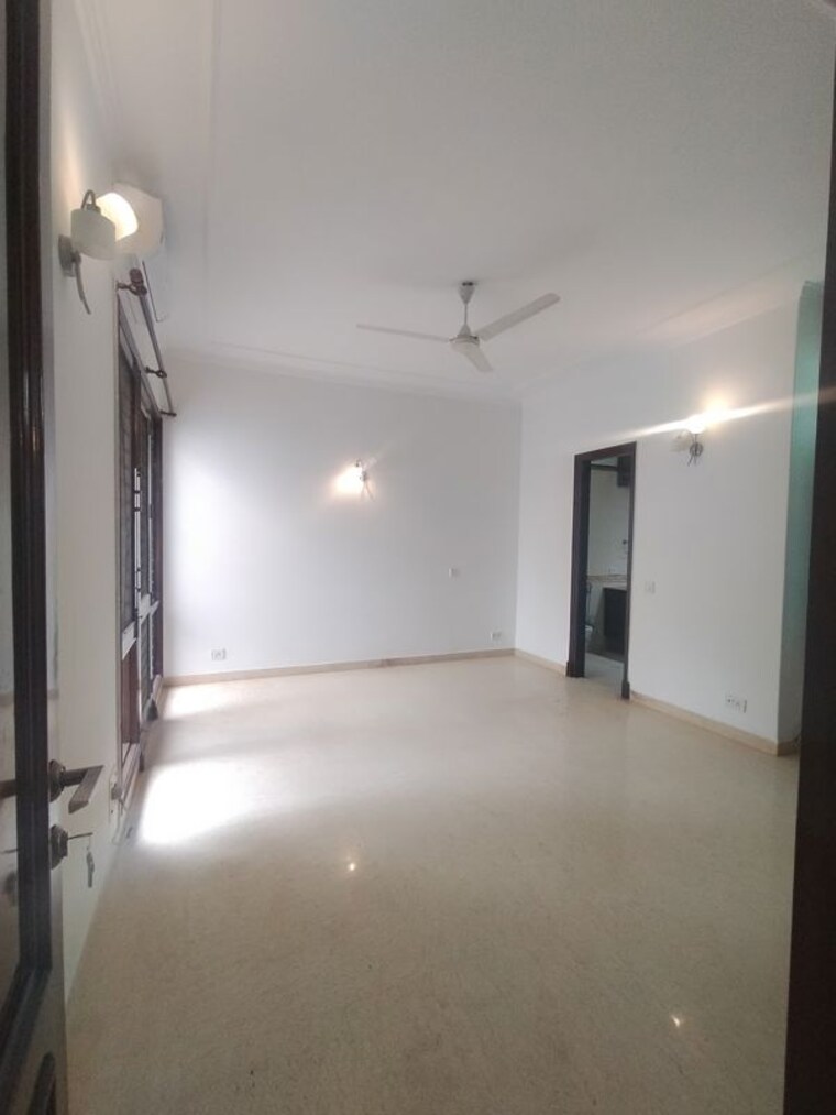 Room, defence colony 3 Bedroom 325 Sq.Yd. Apartment In Defence Colony Delhi 9910795