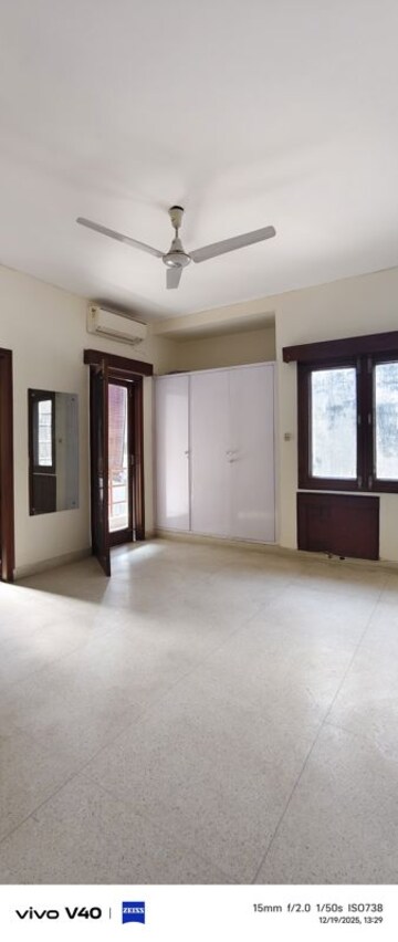 Room in 3 BHK Apartment at Defence Colony – for Rent