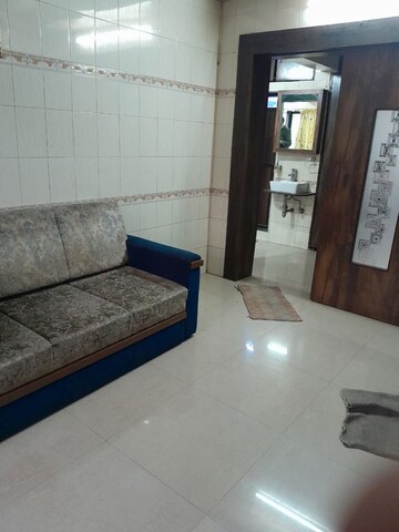 Room in 1 BHK Apartment at Borivali East – for Rent