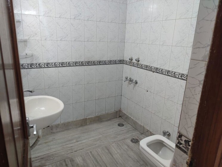 Bathroom, east of kailash 2 Bedroom 145 Sq.Yd. Apartment In East Of Kailash Delhi 9910900