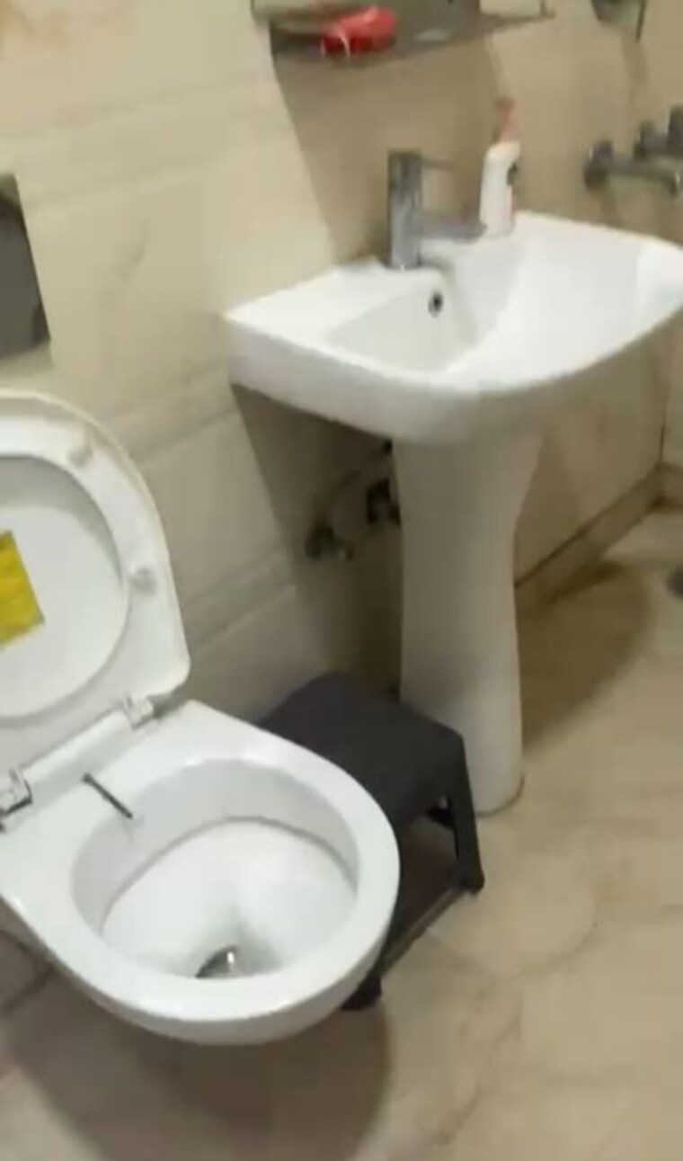 Bathroom, patel nagar 2 Bedroom 1000 Sq.Ft. Builder Floor In Patel Nagar Delhi 9910904