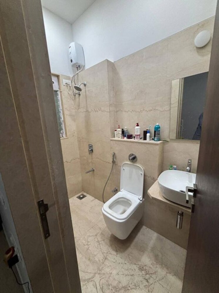 Bathroom, platinum-life 3 Bedroom 900 Sq.Ft. Apartment In Andheri West Mumbai 9910938