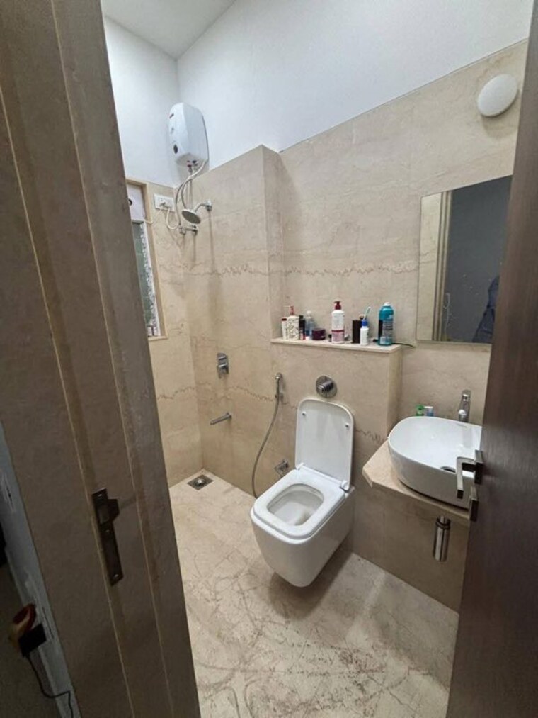 Bathroom, platinum-life 3 Bedroom 900 Sq.Ft. Apartment In Andheri West Mumbai 9910938