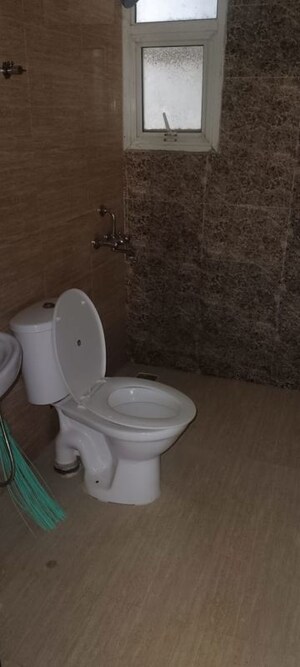 Bathroom in 3 BHK Apartment at Omaxe R2, Gomti Nagar – for Rent