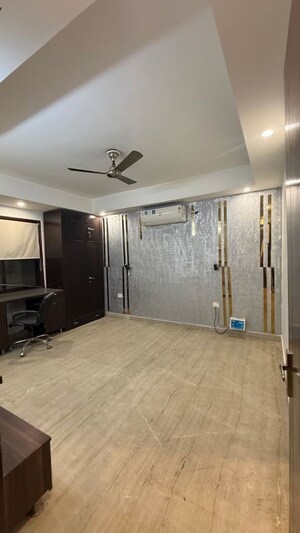 Room in 4 BHK Builder Floor at Green Fields Colony – for Sale