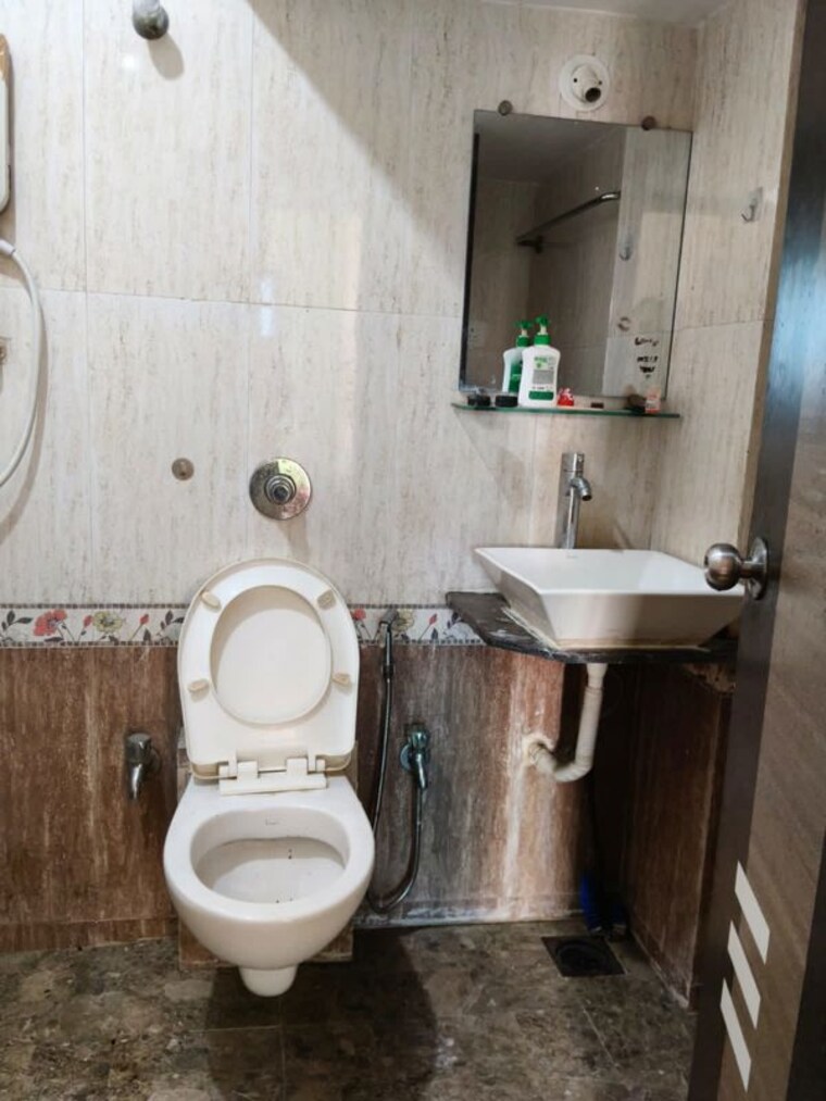 Bathroom, vakola Pg For Girls In Vakola 9911080