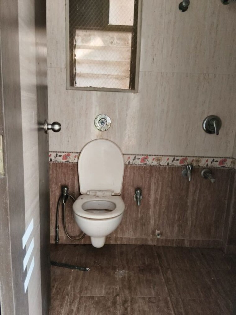 Bathroom, vakola Pg For Girls In Vakola 9911080