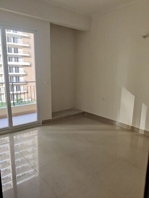 Room in 3 BHK Apartment at Amrapali Crystal Homes, Sector 76 – for Rent