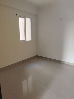 Room in 3 BHK Apartment at Amrapali Crystal Homes, Sector 76 – for Rent