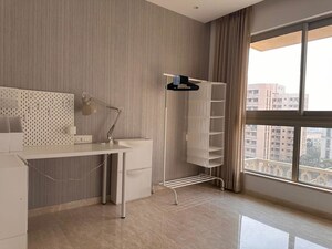 Room in 2 BHK Apartment at Hiranandani Castle Rock, Powai – for Rent