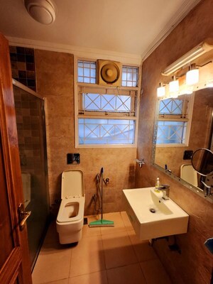 Furnished Amenities in 3 BHK Apartment at Defence Colony – for Rent