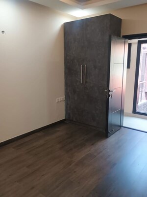 Room in 3 BHK Apartment at Defence Colony – for Rent