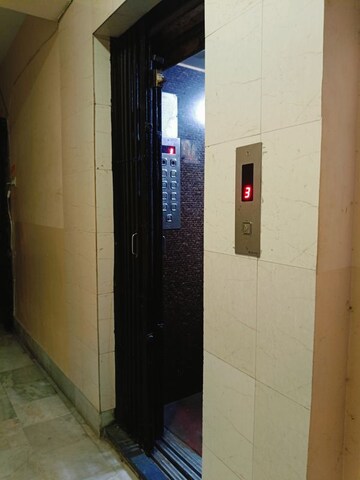 Lift in 3 BHK Apartment at Kolkatta Gpo – for Sale