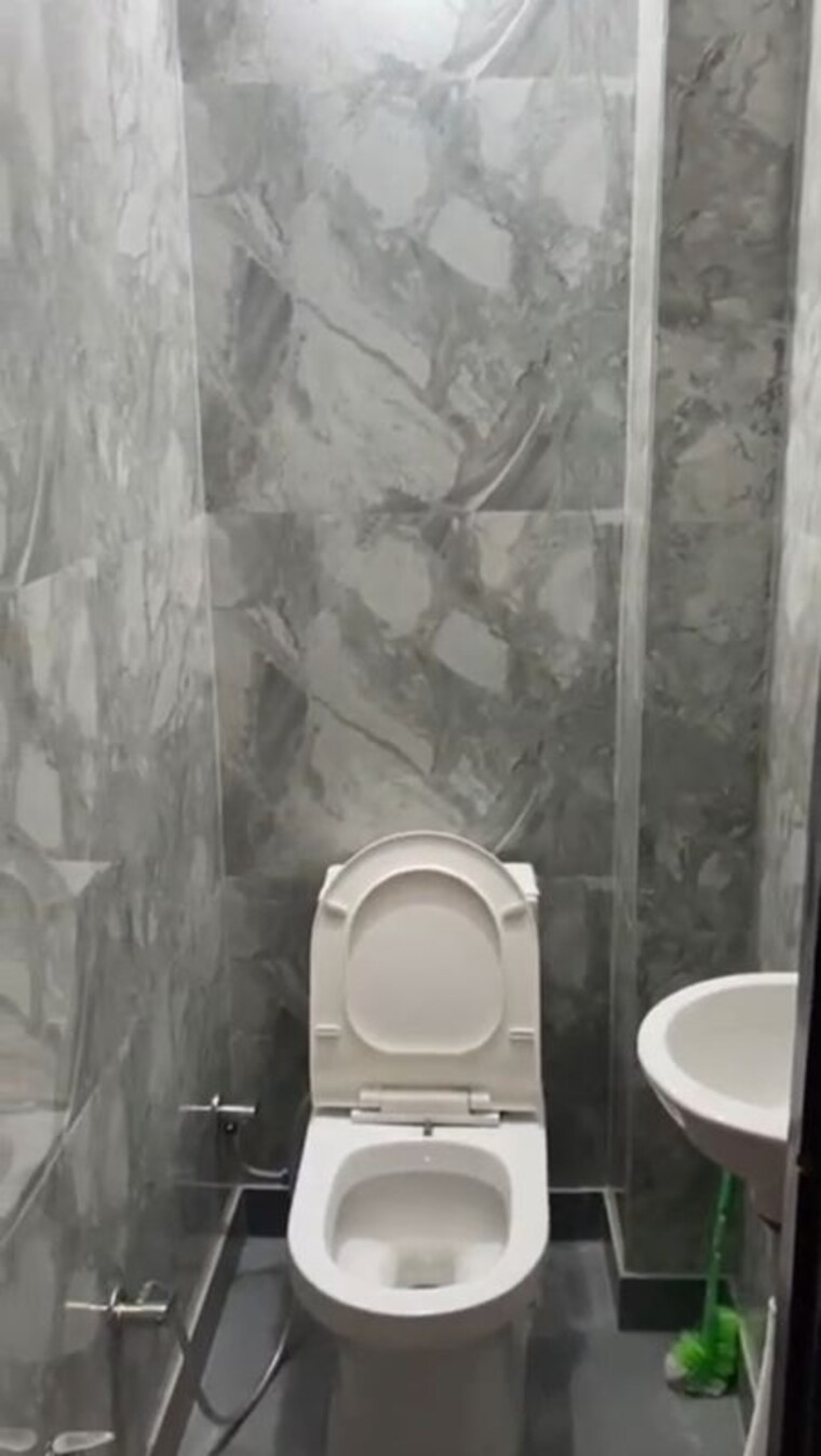 Bathroom, patel nagar 2 Bedroom 700 Sq.Ft. Builder Floor In Patel Nagar Delhi 9911249