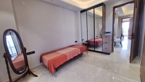 Room in 3 BHK Builder Floor at Dlf Phase I – for Rent