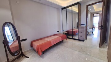 Room in 3 BHK Builder Floor at Dlf Phase I – for Rent