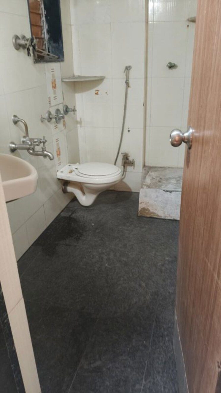 Bathroom, vakola 1 Bedroom 480 Sq.Ft. Apartment In Vakola Mumbai 9911257