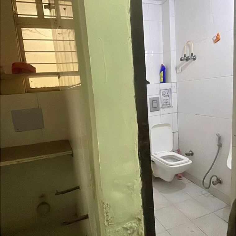 Bathroom, okhla industrial estate phase 2 Commercial Office Space 1300 Sq.Ft. In Okhla Industrial Estate Phase 2 Delhi 9911268