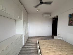 Room in 3 BHK Apartment at Runwal Elegante, Andheri West – for Rent