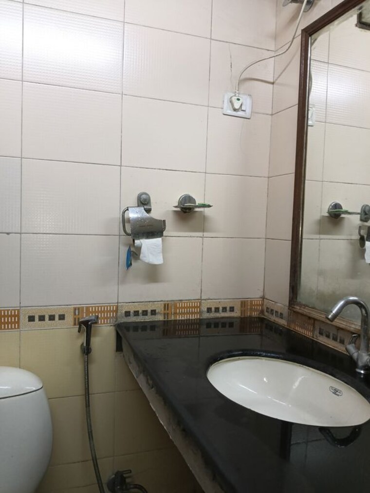 Bathroom, lajpat nagar 4 2 Bedroom 1000 Sq.Ft. Builder Floor In Lajpat Nagar 4 Delhi 9911305