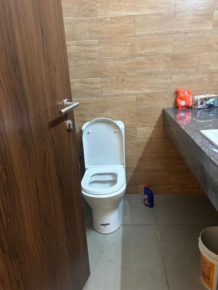 Bathroom, kalpataru-mugnus 3 Bedroom 1200 Sq.Ft. Apartment In Bandra East Mumbai 9911320
